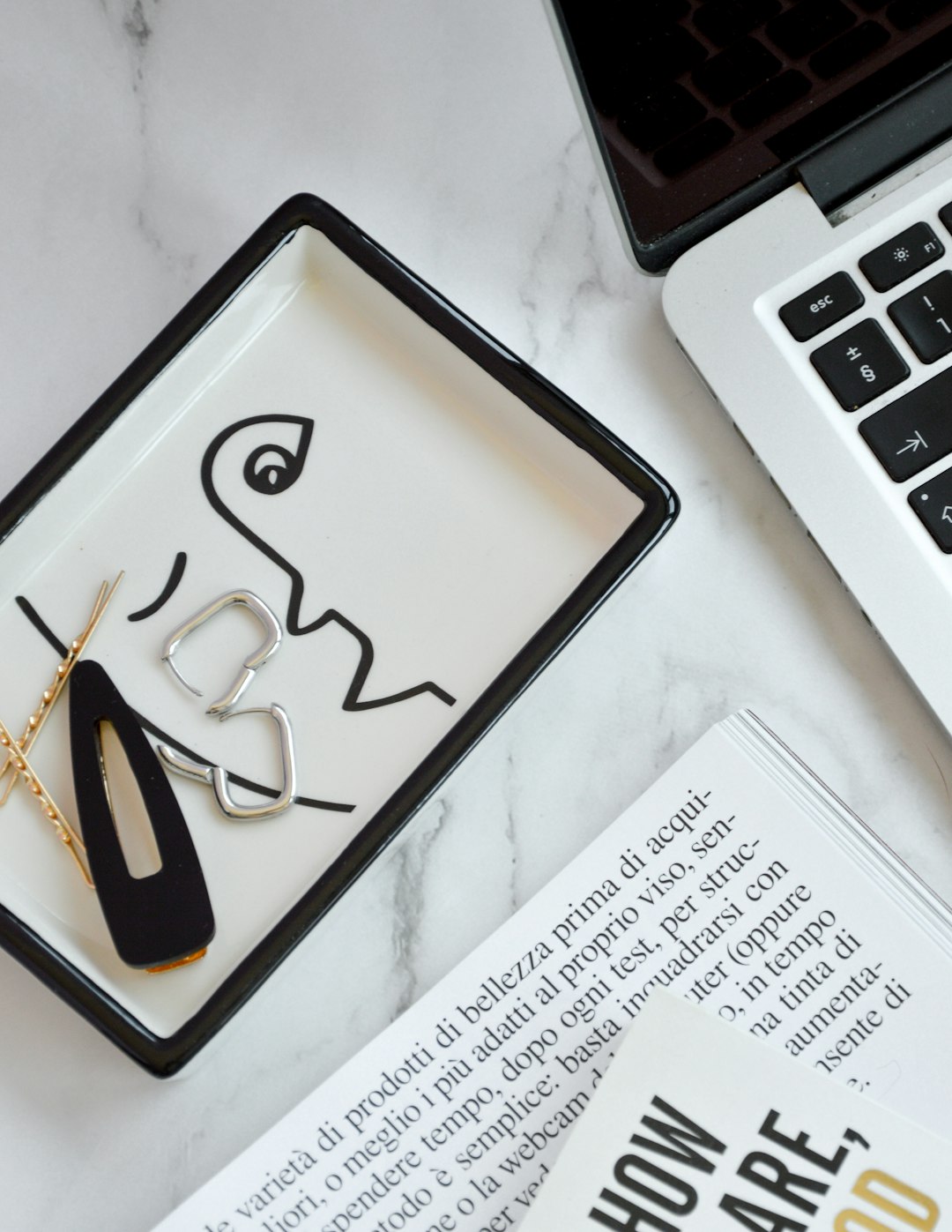 white-and-black-laptop-computer-pzorv0xdggi